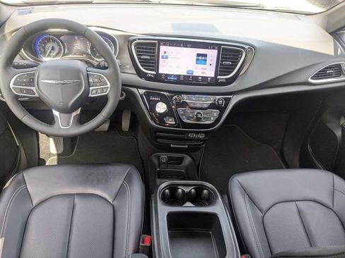 Used 2025 Chrysler Pacifica Select FWD image 15