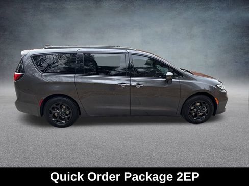 Used 2021 Chrysler Pacifica Limited w/ Uconnect Theater Family Group image 7
