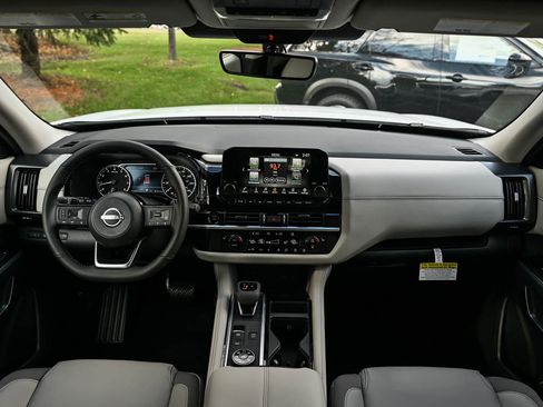 New 2025 Nissan Pathfinder SL image 14