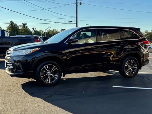 Used 2019 Toyota Highlander LE w/ Carpet Mat Package (TMS) AWD/4WD image 7