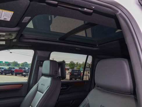 Used 2025 GMC Yukon XL Denali w/ Denali Reserve Package AWD/4WD image 10