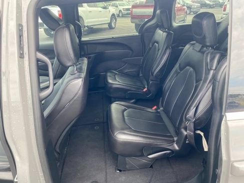 Used 2025 Chrysler Pacifica Select FWD image 13