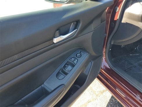 Used 2024 Nissan Altima 2.5 SV image 9