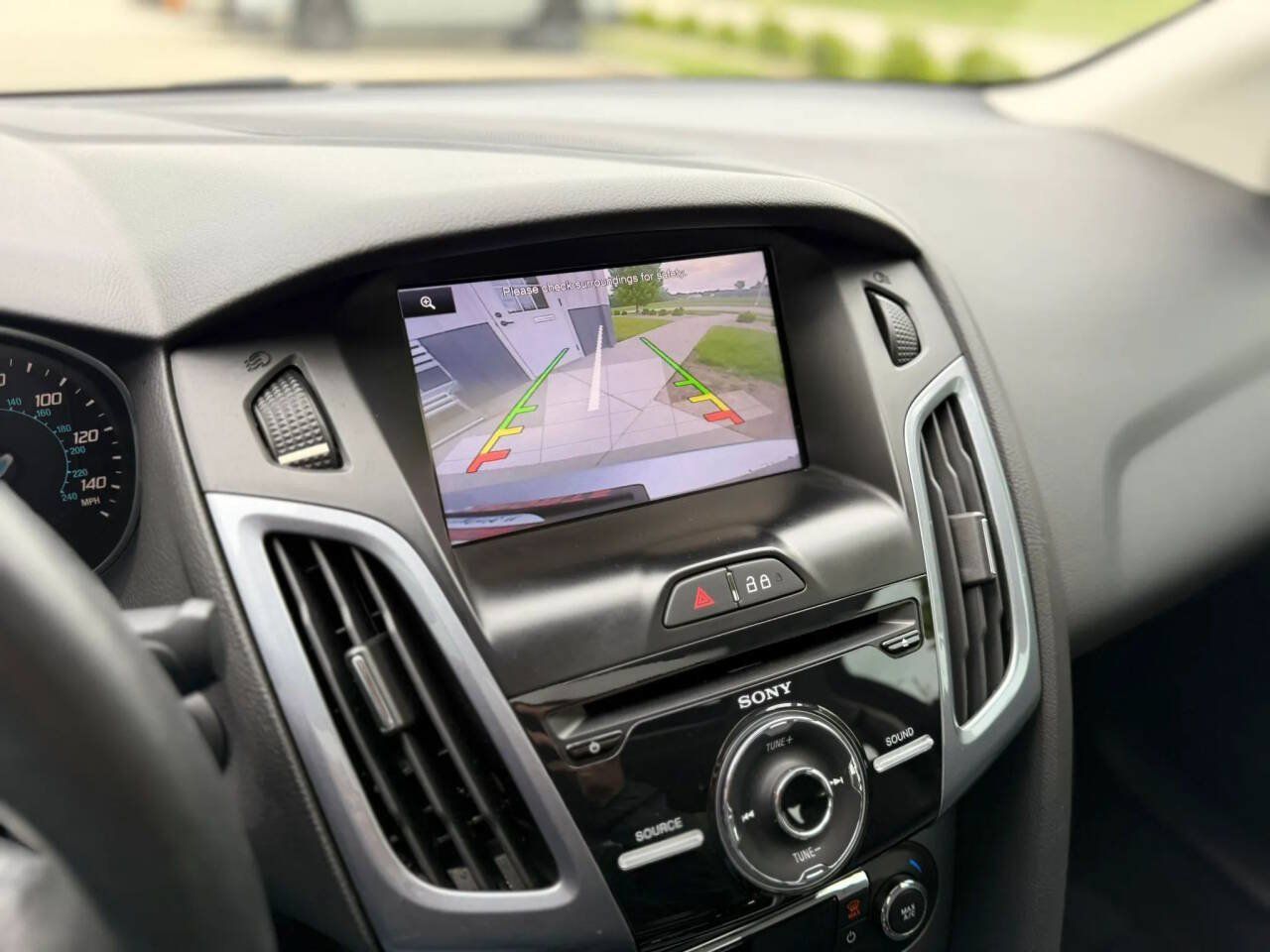 Used 2014 Ford Focus Titanium FWD image 21