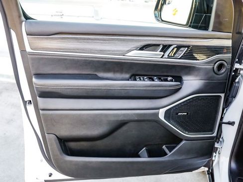 Certified 2024 Jeep Wagoneer Series II w/ Flexible Seating Group image 32