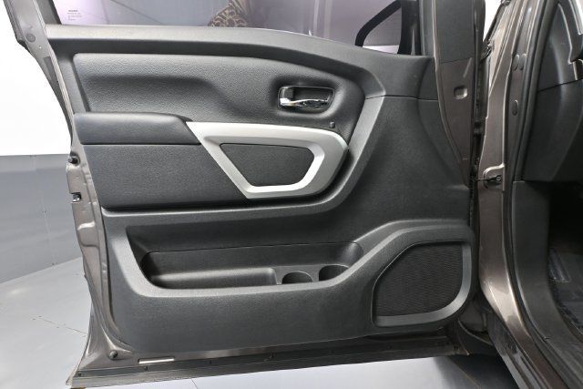 Used 2018 Nissan Titan SV AWD/4WD image 14