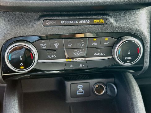 Used 2022 Ford Escape SE w/ SE Sport Appearance Package FWD image 16