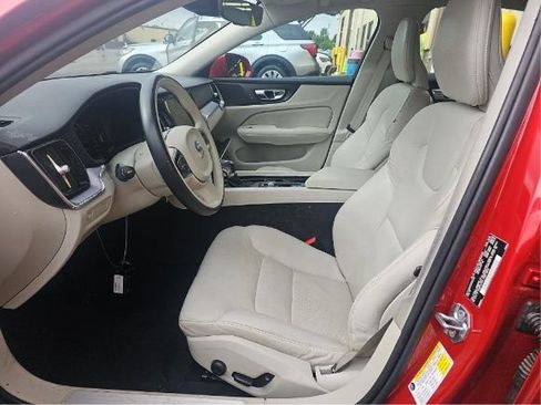 Used 2019 Volvo S60 T5 Momentum w/ Premium Package FWD image 4