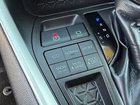 Used 2022 Toyota RAV4 LE image 27