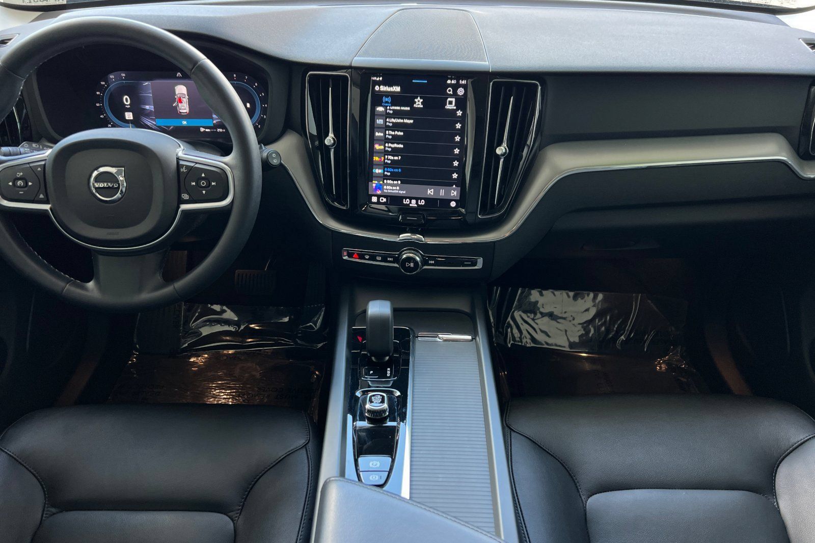 Used 2023 Volvo XC60 B5 Core FWD image 3