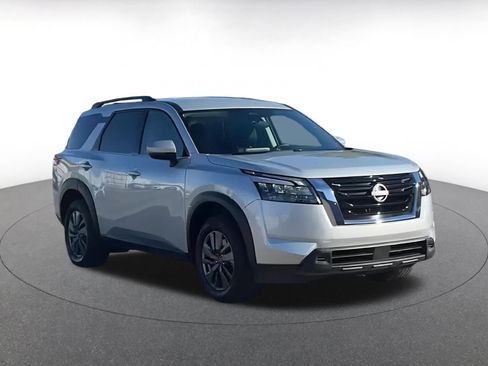 Used 2025 Nissan Pathfinder SV image 2