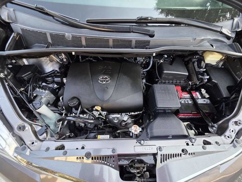 Used 2018 Toyota Sienna XLE image 13
