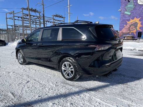 Used 2023 Toyota Sienna XLE Woodland Edition image 3