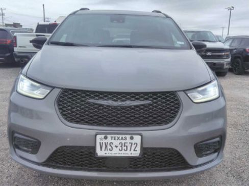 Used 2025 Chrysler Pacifica Limited FWD image 2