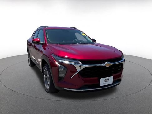 Used 2025 Chevrolet Trax LT FWD image 3