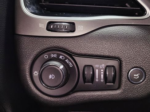 Used 2019 Jeep Cherokee Limited image 26