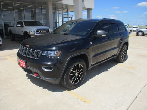 Used 2017 Jeep Grand Cherokee Trailhawk AWD/4WD image 2