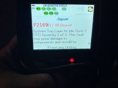 Used 2017 Jaguar F-PACE Premium image 25