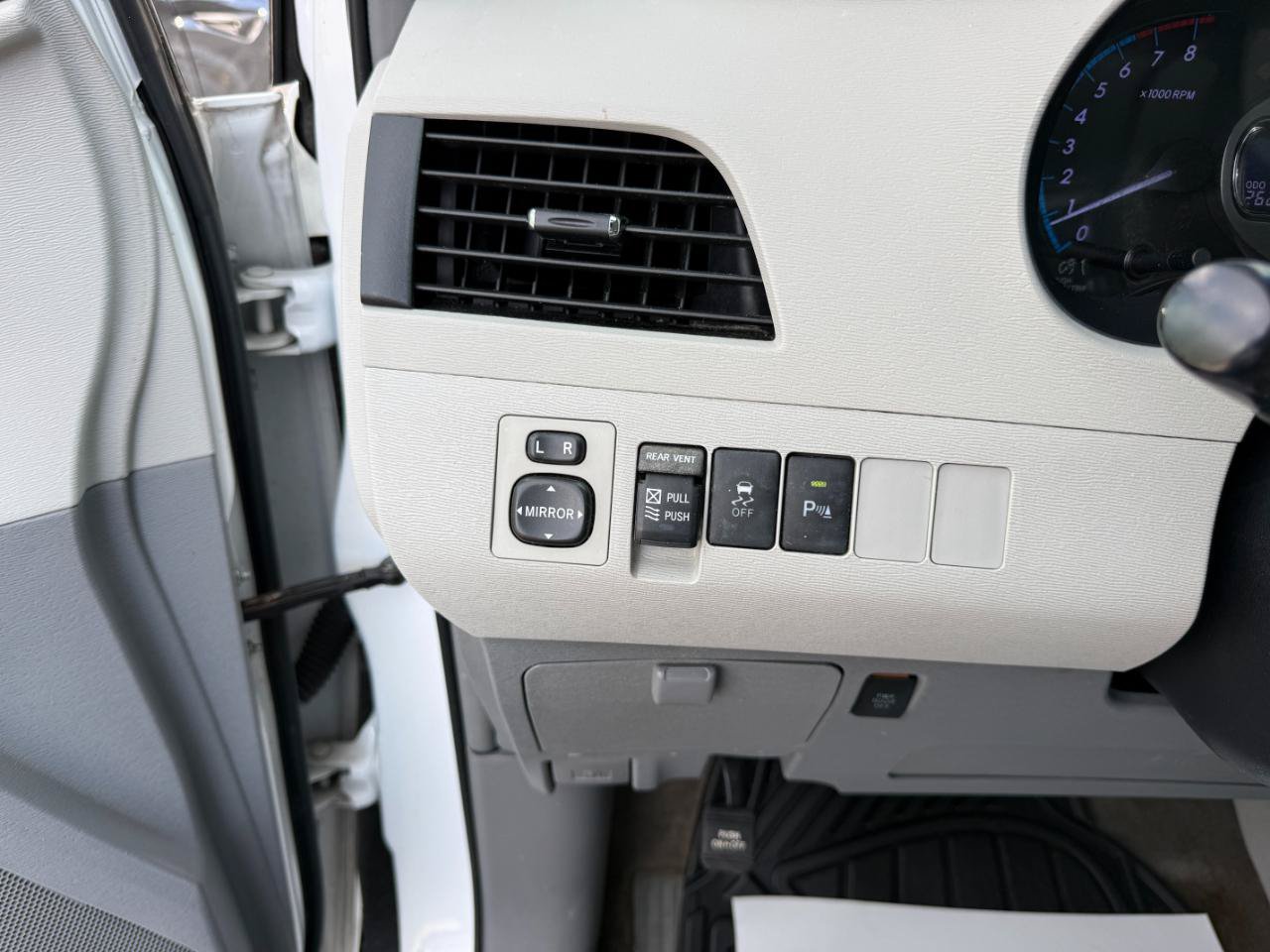 Used 2013 Toyota Sienna XLE w/ Entertainment Pkg FWD image 22