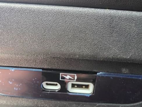 Used 2023 Chrysler Pacifica Limited FWD image 23