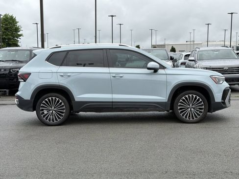 Used 2025 Volkswagen Taos SE FWD image 6