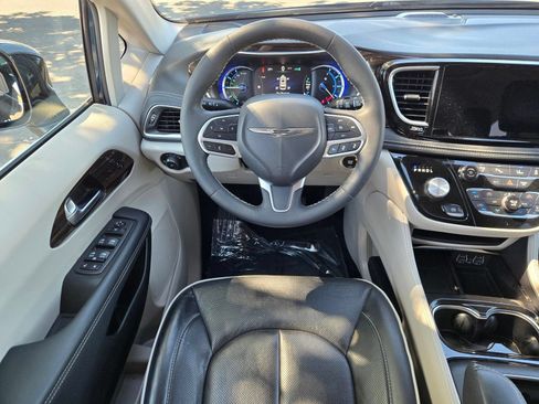 Used 2023 Chrysler Pacifica Limited FWD image 12