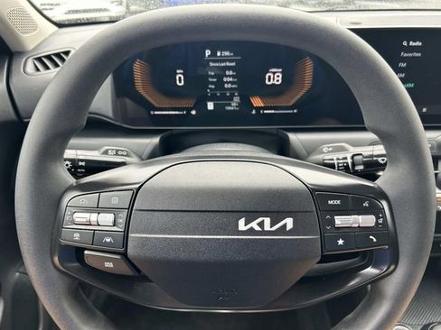 Used 2025 Kia K4 LXS image 28