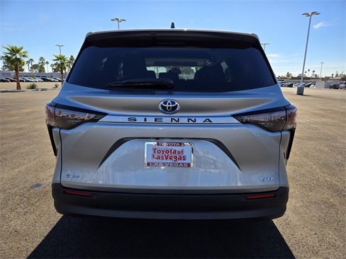Used 2025 Toyota Sienna XLE image 5