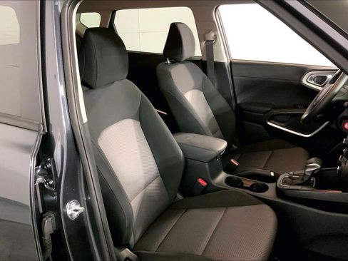 Used 2025 Kia Soul LX w/ LX Technology Package FWD image 7