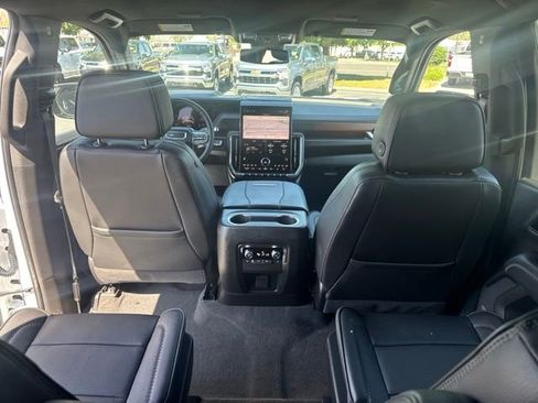 Used 2025 GMC Yukon XL Denali AWD/4WD image 15