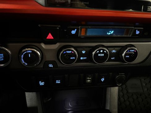 Used 2017 Toyota Tacoma TRD Sport AWD/4WD image 19