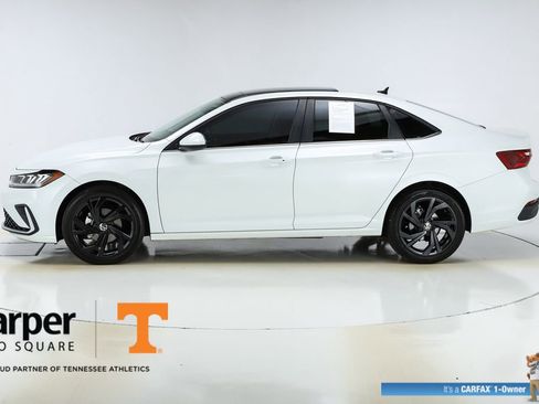 Used 2025 Volkswagen Jetta SE w/ Sunroof Package image 2