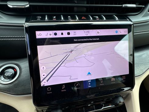 Used 2025 Jeep Grand Cherokee Limited w/ Black Appearance Package image 28