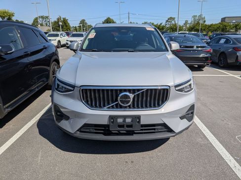 Used 2025 Volvo XC40 B5 Plus AWD/4WD image 6