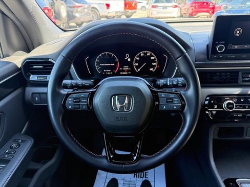 Used 2025 Honda Pilot Sport image 12