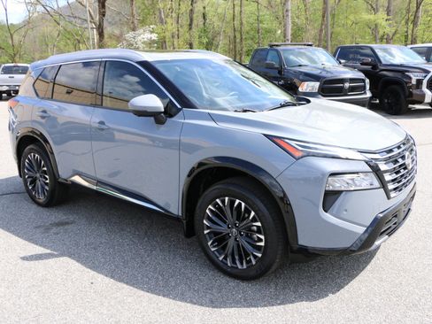 Used 2024 Nissan Rogue Platinum w/ Platinum Premium Package image 10