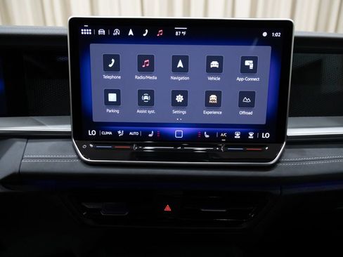 Used 2025 Volkswagen Tiguan SE w/ Panoramic Sunroof Package AWD/4WD image 24