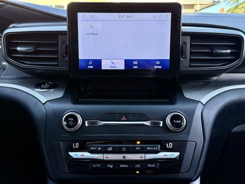 Used 2020 Ford Explorer XLT image 30