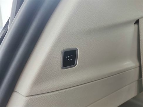 Used 2024 Chrysler Pacifica Limited image 46