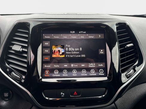 Used 2019 Jeep Cherokee Limited image 25