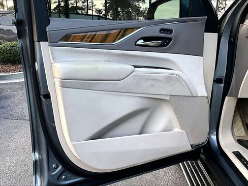 Used 2021 Cadillac Escalade ESV Premium Luxury Platinum image 21