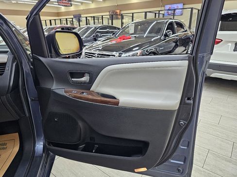 Used 2015 Toyota Sienna Limited FWD image 44