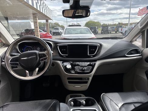 Used 2018 Chrysler Pacifica Limited w/ Advanced Safetytec Group FWD image 4