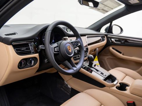Certified 2026 Porsche Macan AWD/4WD image 4