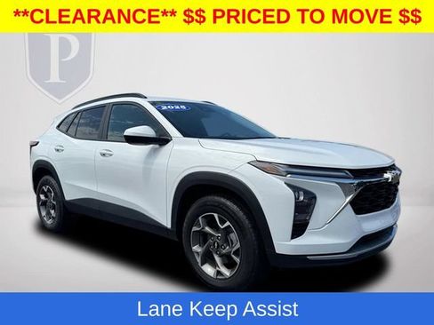 Used 2025 Chevrolet Trax LT FWD image 2