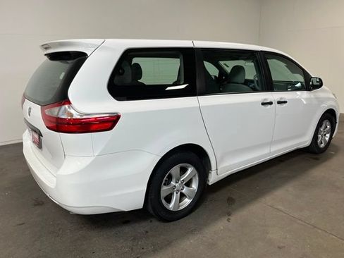Used 2017 Toyota Sienna L FWD image 3