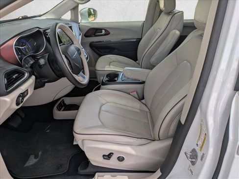 Used 2020 Chrysler Pacifica Limited FWD image 16