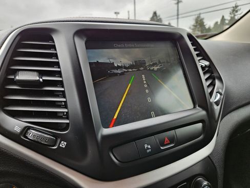 Used 2018 Jeep Cherokee Trailhawk AWD/4WD image 29
