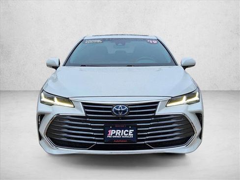 Used 2019 Toyota Avalon Limited image 2
