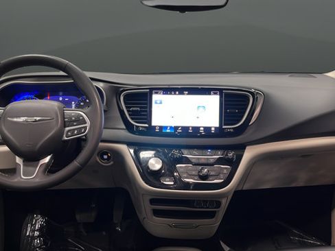Used 2023 Chrysler Pacifica Touring-L FWD image 11